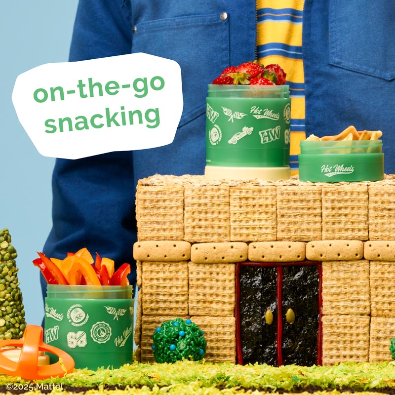 Hot Wheels snack set with green containers and snacks on a blue background